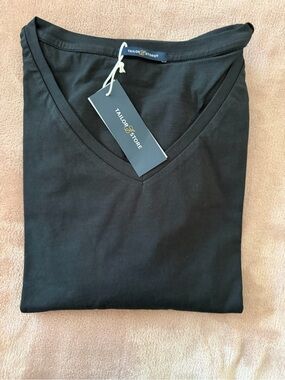 Men’s Black V-Neck Short Sleeve Tee